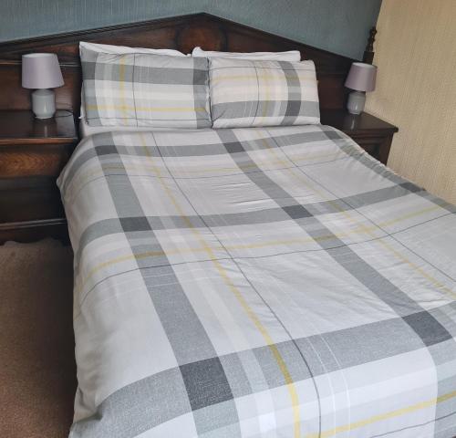 Een bed of bedden in een kamer bij Queensberry Arms Hotel