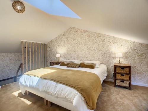 1 dormitorio con 1 cama grande y 2 mesitas de noche en La Galerie, en Saint-Alban-de-Roche