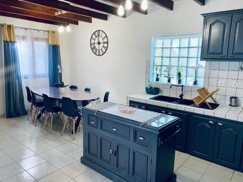 Kjøkken eller kjøkkenkrok på Villa Longani Passion pour des vacances bucoliques en famille