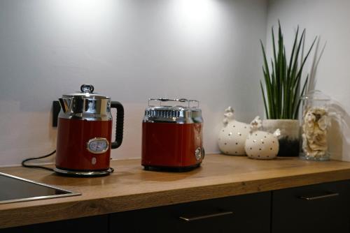 two kettles on top of a wooden counter at Maison Maxine, vakantiewoning voor 12 personen in Nieuwpoort