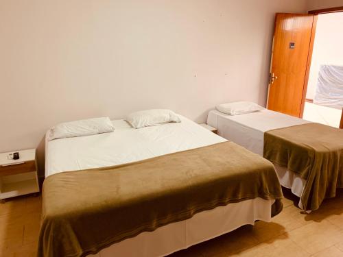 1 Schlafzimmer mit 2 Betten in einem Zimmer in der Unterkunft Hotel Belvedere Araras - By UP Hotel - Fácil Acesso Hospital São Leopoldo e Faculdades in Araras