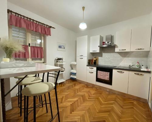 Kuchyň nebo kuchyňský kout v ubytování Apartmani Zorica