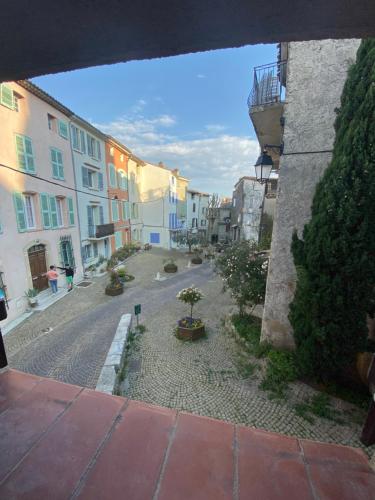 a view of an empty street in a city at La Reinesse in Flayosc