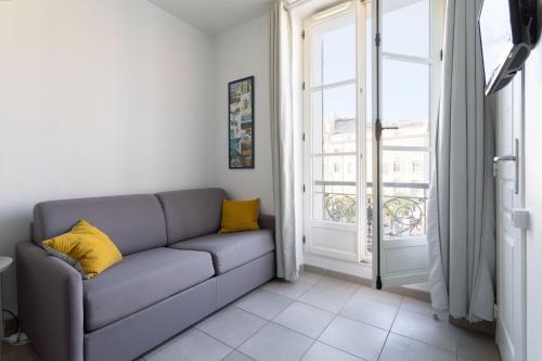 ein Wohnzimmer mit einem Sofa und einem Fenster in der Unterkunft STUDIO ** VIEUX PORT in Marseille