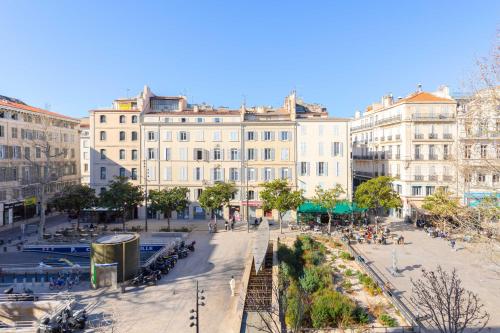 Blick auf eine Stadt mit Gebäuden und einer Straße in der Unterkunft STUDIO ** VIEUX PORT in Marseille