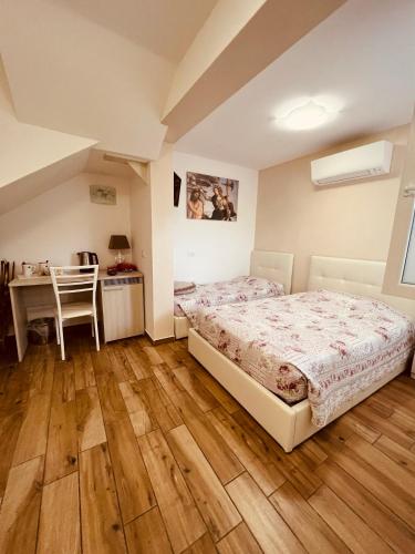 a bedroom with a bed and a table and a desk at Affitta camere La Fenice di Folli Lorella in Puegnano del Garda