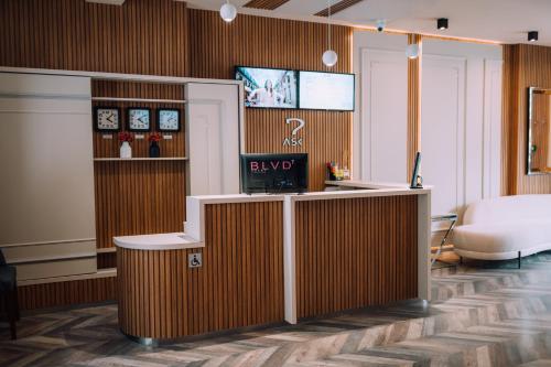 eine Lobby mit einem Schreibtisch und einem Laptop darauf in der Unterkunft Hotel BLVD 7 in Plowdiw