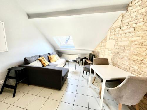 un salon avec un canapé et une table dans l'établissement F2 au CALME HYPER CENTRE, à Caen