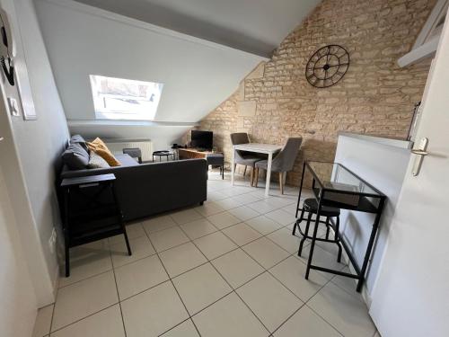 un salon avec un canapé et une table dans l'établissement F2 au CALME HYPER CENTRE, à Caen