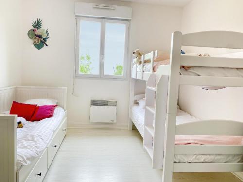 une chambre avec deux lits superposés et une fenêtre dans l'établissement Reine Bow - YourHostHelper, à Trouville-sur-Mer