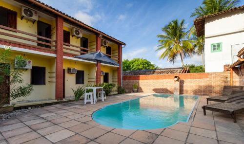 uma piscina no pátio de uma casa em Pousada Flor do Dendê em Arraial d'Ajuda