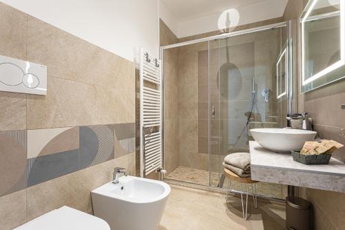 een badkamer met een toilet en een wastafel bij I Delfini - Natural B&B in Cesenatico