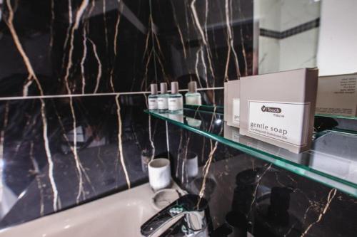 La salle de bains est pourvue d'un lavabo et d'une étagère. dans l'établissement Paris City Flat 80 M carrée Appt 104 F4 Grd Paris, à Alfortville