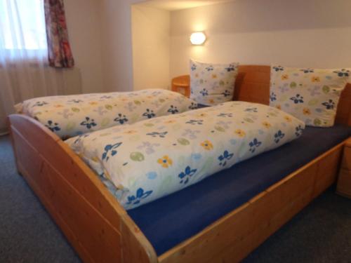 1 dormitorio con 1 cama con marco de madera en Sterzingerhof, en Neustift im Stubaital