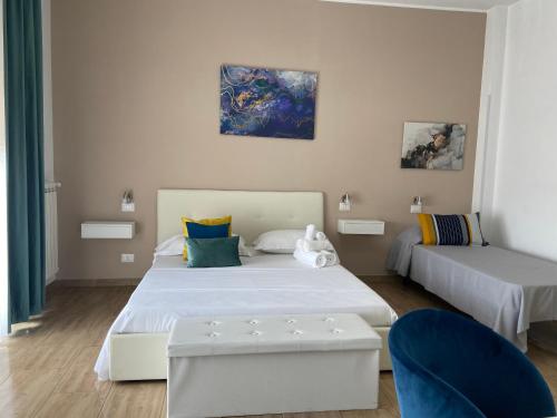 ローマにあるJuna's guest houseのベッドルーム1室(ベッド2台、青い椅子2脚付)