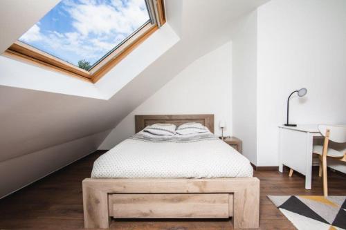 une chambre avec un lit et une fenêtre dans l'établissement Paris City Flat 71 M carre Appt 101 F3 Grd Paris, à Alfortville