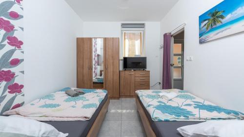 En eller flere senge i et værelse på Apartments in City Centar of Lovely Vrsar
