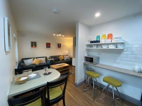 cocina y sala de estar con mesa y sillas en Location Location - Gorgeous 3 Bed Apartment in Killarney, en Killarney