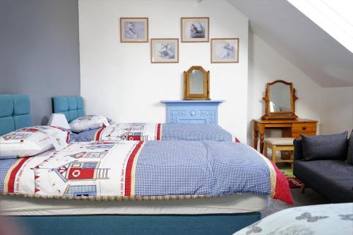 een slaapkamer met een bed met een quilt bij Nineteen in Bridlington