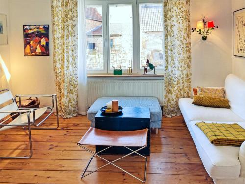 sala de estar con sofá y mesa en Pfalz-Dorfhaus, en Burrweiler