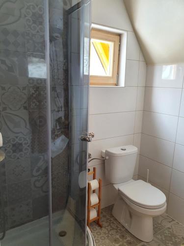 Ein Badezimmer in der Unterkunft Planinska brvnara
