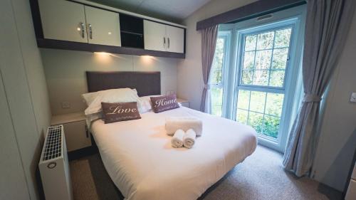 Een bed of bedden in een kamer bij Angie's Haven, Superb 2 Bedroom Lodge with Hot Tub - Sleeps 6 - Felmoor Park