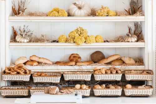 een plank gevuld met veel verschillende soorten brood bij Cocos The Club Solto in Alacati