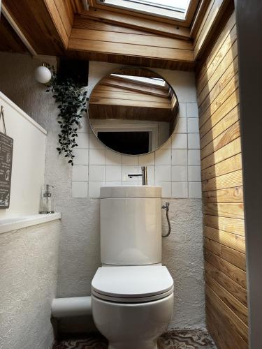 une salle de bain avec des toilettes blanches dans une chambre dans l'établissement Light and Airy Home in the Heart of Pézenas, à Pézenas