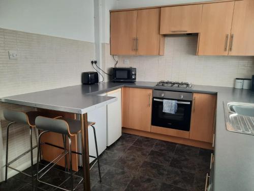 una piccola cucina con piano di lavoro e piano cottura di Alexander Apartments South Tyneside 2 a South Shields