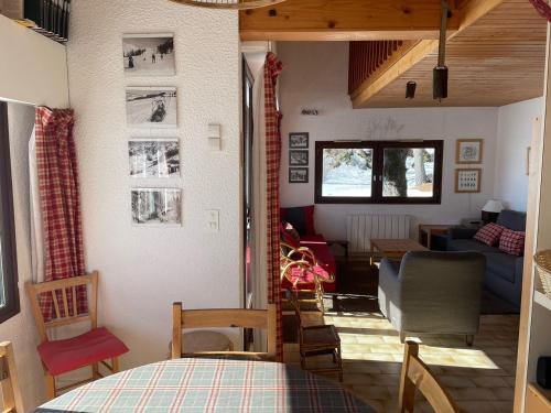 uma sala de estar com um sofá e uma mesa em HAMEAU DU RUISSEAU em Manigod