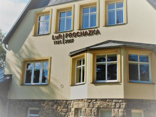 ein Gebäude mit einem Schild an der Seite in der Unterkunft Resort LUFT Sněžník in Sněžnik