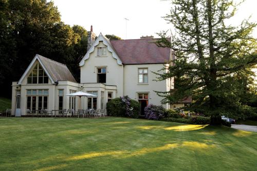 The building where the hotel is located 