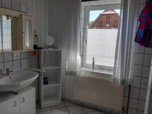 a bathroom with a sink and a window at Ferienwohnung an der Elbe in Bleckede