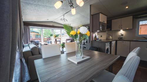 Η κουζίνα ή μικρή κουζίνα στο Hazel Oaks, Beautiful Lodge with Hot Tub - Sleeps 6 - Felmoor Park