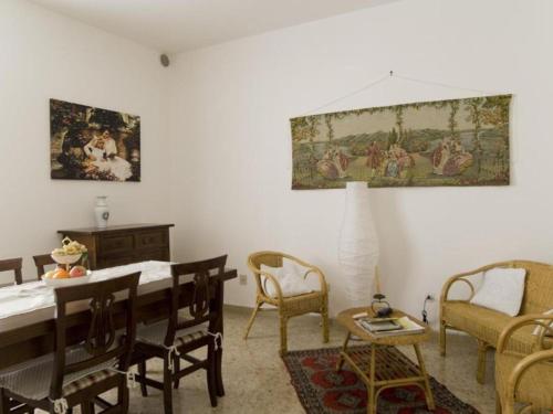 佩爾戈拉的住宿－La Rocca，一间设有桌椅和壁画的房间