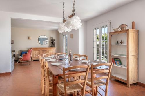une salle à manger avec une table et des chaises dans l'établissement Maison en front de mer- 10 Personnes - Jardin, à Saint-Gildas-de-Rhuys