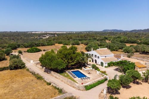- une vue aérienne sur un domaine avec une piscine dans l'établissement Villa Rafal Fort, à Alaior