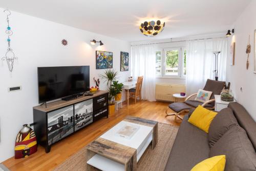 Spacious Split Apartment - Balcony & Near Old Town