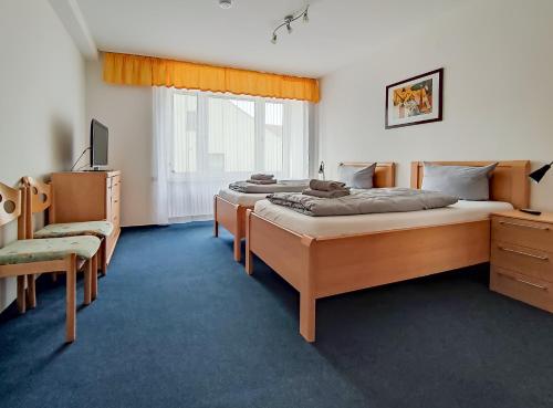 Säng eller sängar i ett rum på Zwehrener Hof