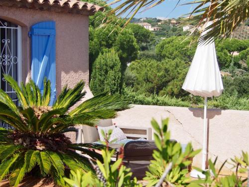 a white umbrella in front of a house at Villa Riviera, Sea view, Pool, Jacuzzi, Sauna, Walk to the beach in Sainte-Maxime