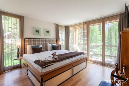 Postel nebo postele na pokoji v ubytování Suitenhotel Zurbriggen