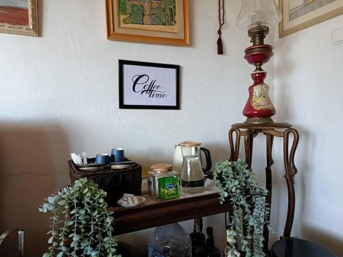 a table with a lamp on top of a table at Forever São Brás in São Brás de Alportel