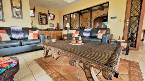 Un lugar para sentarse en Playa Potrero, Oceanview Villa Oasis with salt-water pool for up to 8 people
