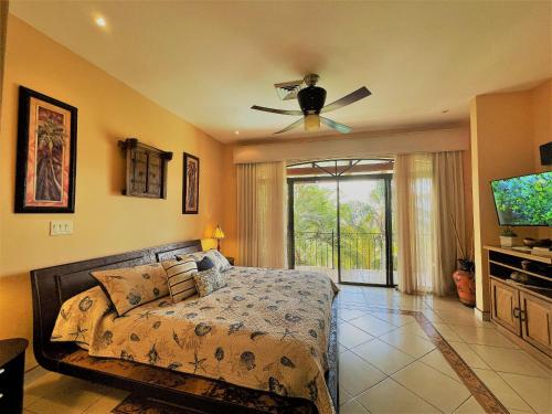 Una televisión o centro de entretenimiento en Playa Potrero, Oceanview Villa Oasis with salt-water pool for up to 8 people