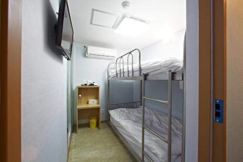 Ein Etagenbett oder Etagenbetten in einem Zimmer der Unterkunft Rainbow Hotel Myeongdong