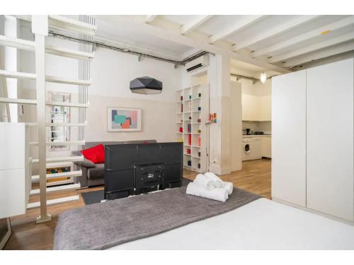 ein Schlafzimmer mit Bett und ein Wohnzimmer in der Unterkunft Espacioso Loft en Ponzano-Chamberí– Madrid in Madrid