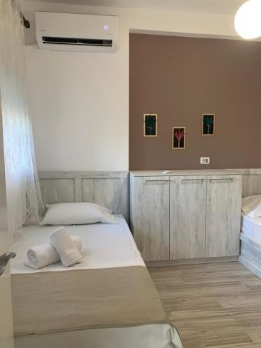 una camera da letto con un letto con due cuscini sopra di DaLucas Apartment a Vlorë