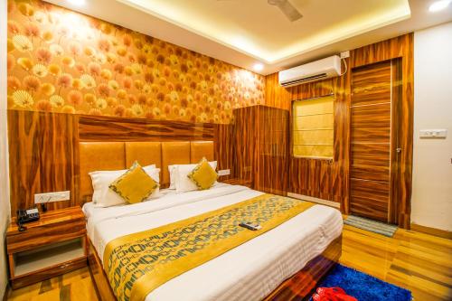 - une chambre avec un grand lit dans l'établissement Olivia Stay, à New Delhi