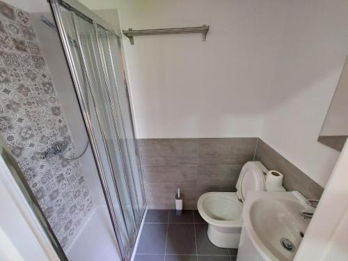 a bathroom with a shower and a toilet and a sink at Wolley - Peniche GuestHouse 2 in Peniche