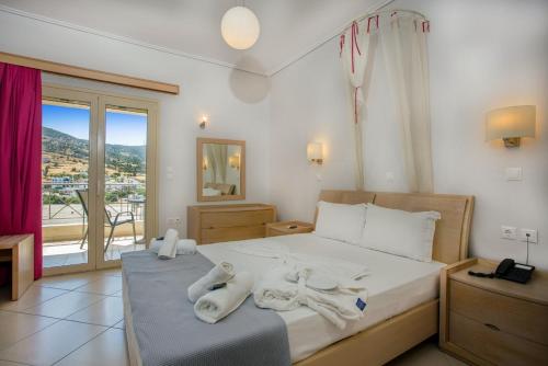 Postel nebo postele na pokoji v ubytování Thea Hotel - Studios & Suites